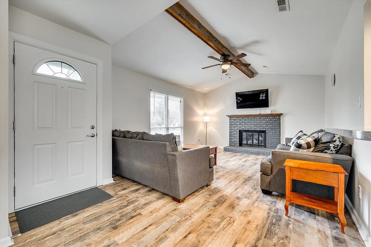 3 bed, 2.0 bath, 1297 sqft, $2,800 — Photo 2