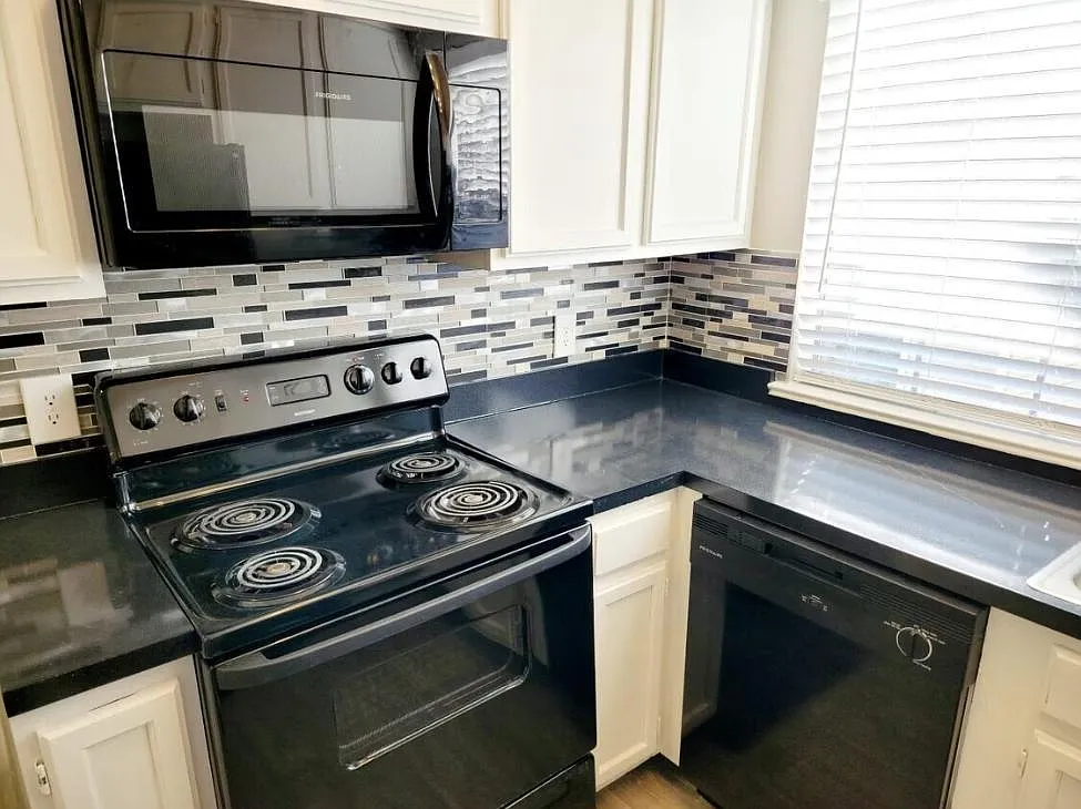 1 bed, 573 sqft, $975 — Photo 1