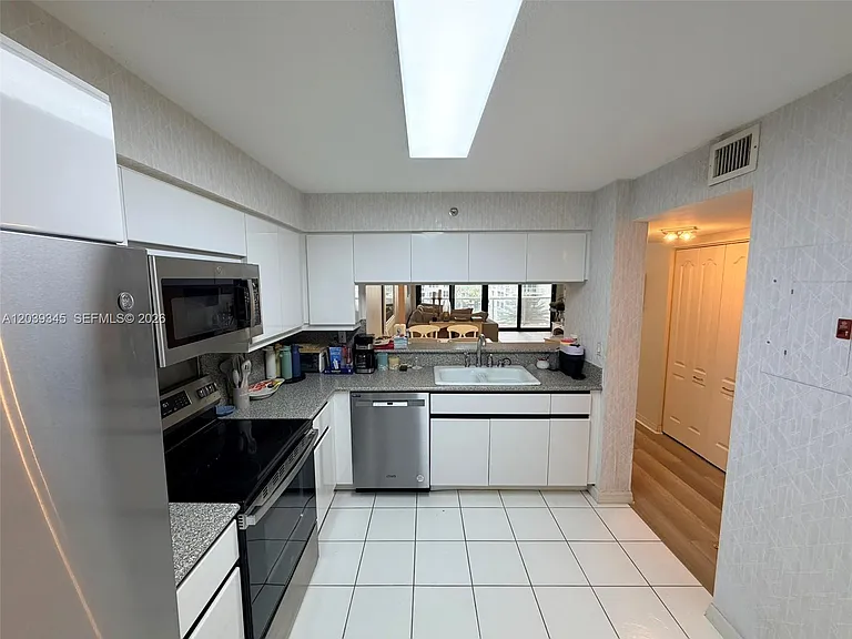 5757 Collins Ave #702 — Photo 33