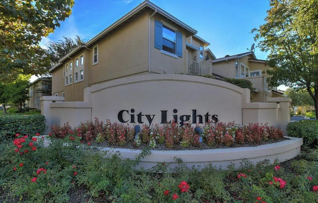 1 bed, 1.5 bath, 975 sqft, $3,150 — Photo 1