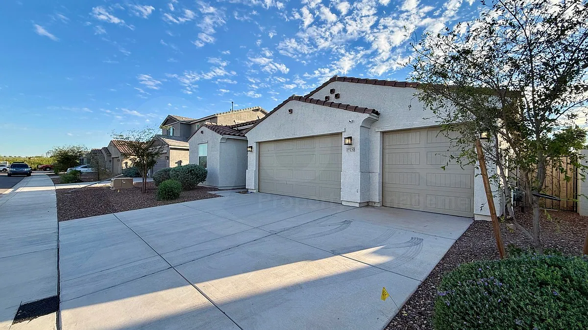 4 bed, 3.5 bath, 2700 sqft, $2,400 — Photo 2