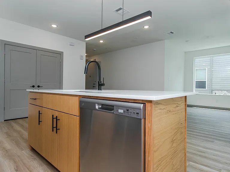 4001 Roseland Ave — Photo 37