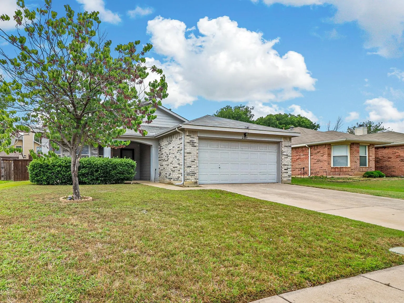 2205 Lookout Ln — Photo 2