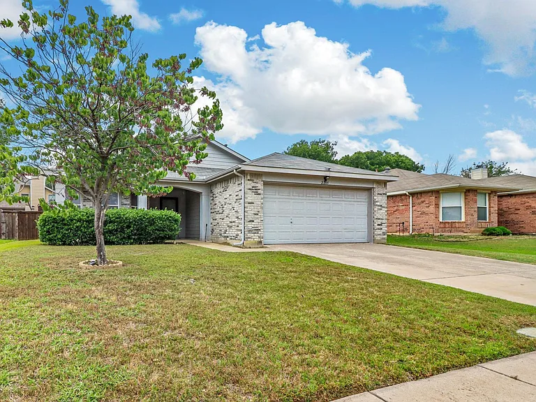 2205 Lookout Ln — Photo 2