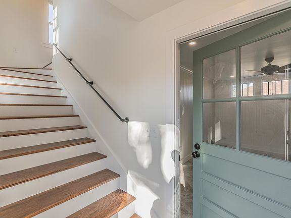 3rd image of 722 W Oak St #100