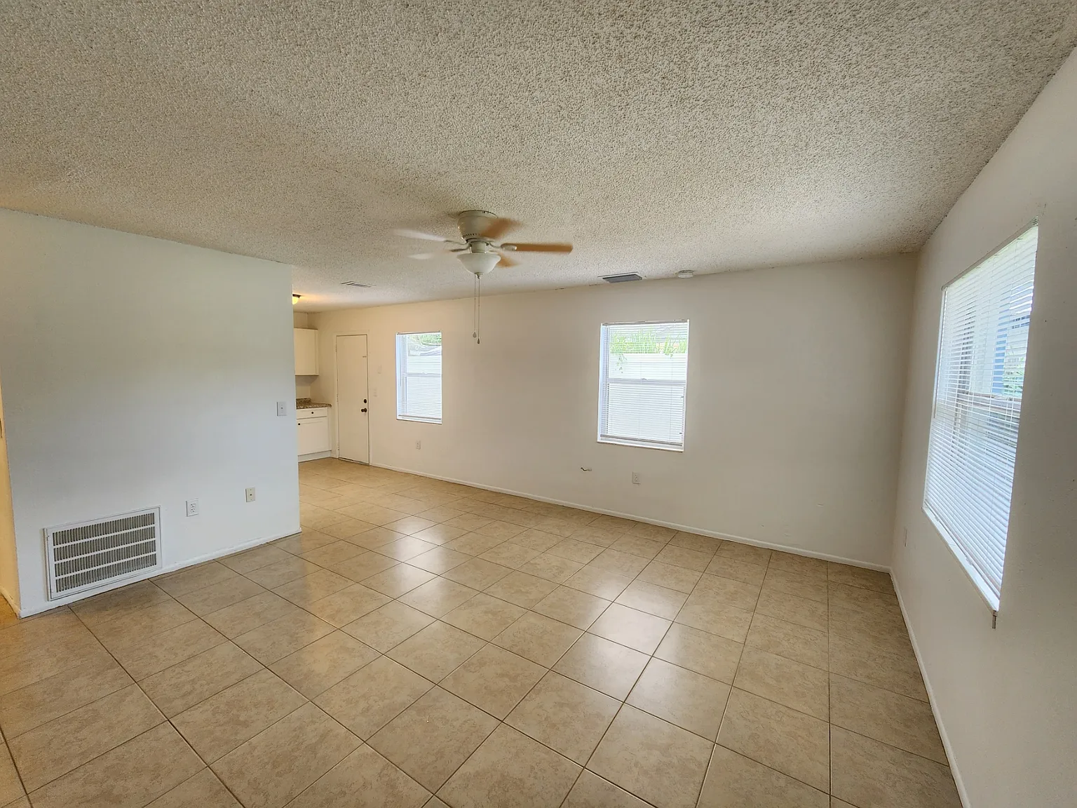 2 bed, 900 sqft, $1,600 — Photo 3