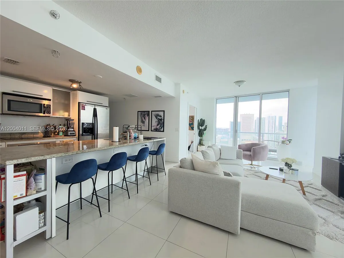 Building Photo - 185 SW 7th St #2711