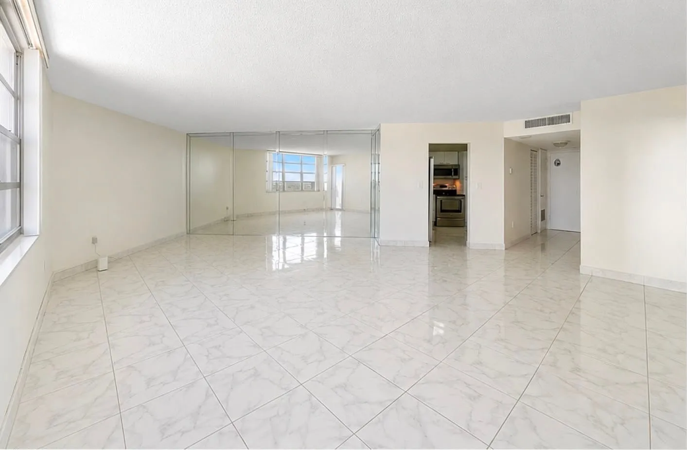 1 bed, 960 sqft, $2,350 — Photo 3