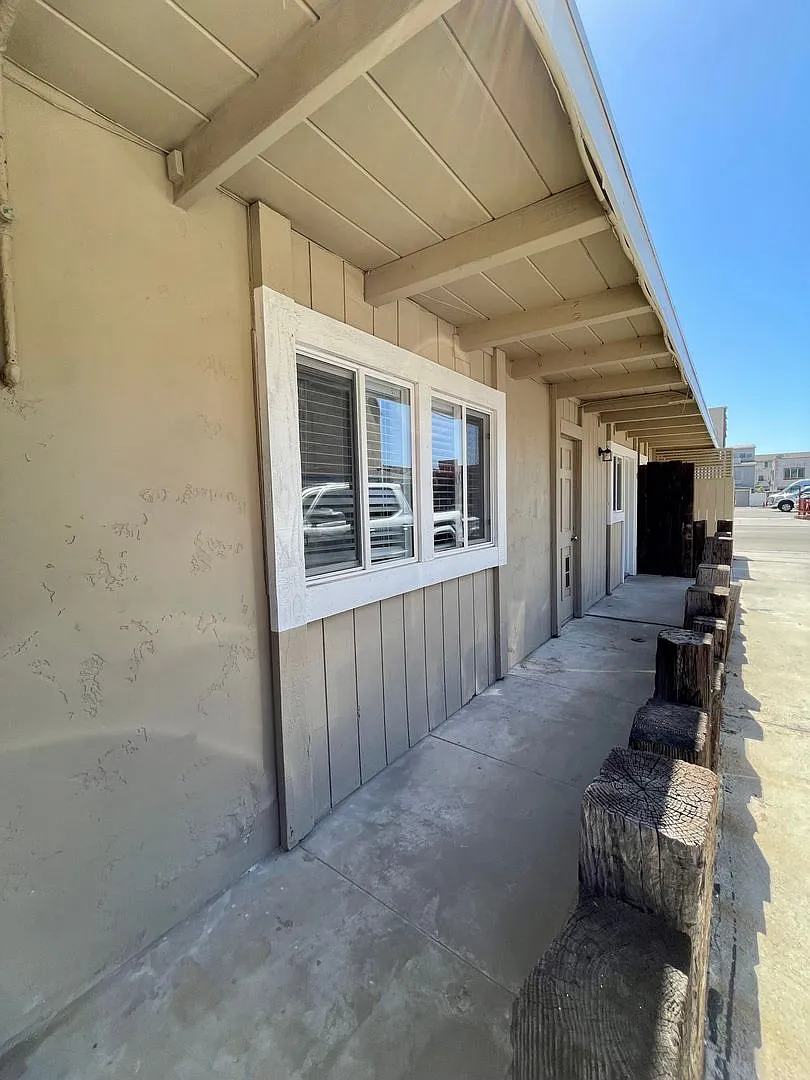 1121 S. Seaward Avenue — Photo 3