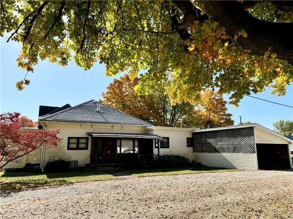 223 N Sycamore St, Dana, IN 47847