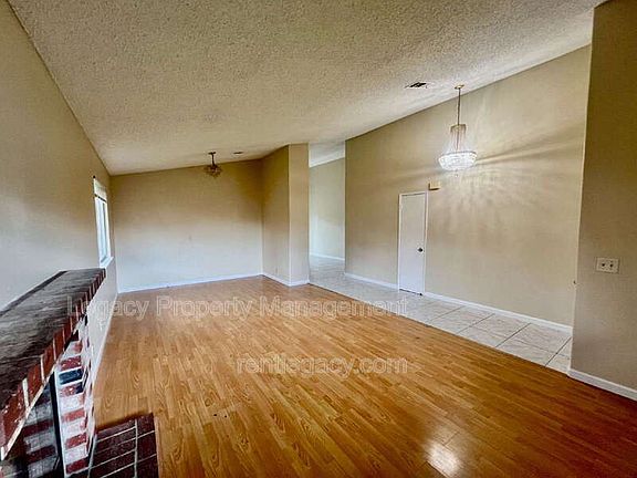 5th image of 827 Crested Dr