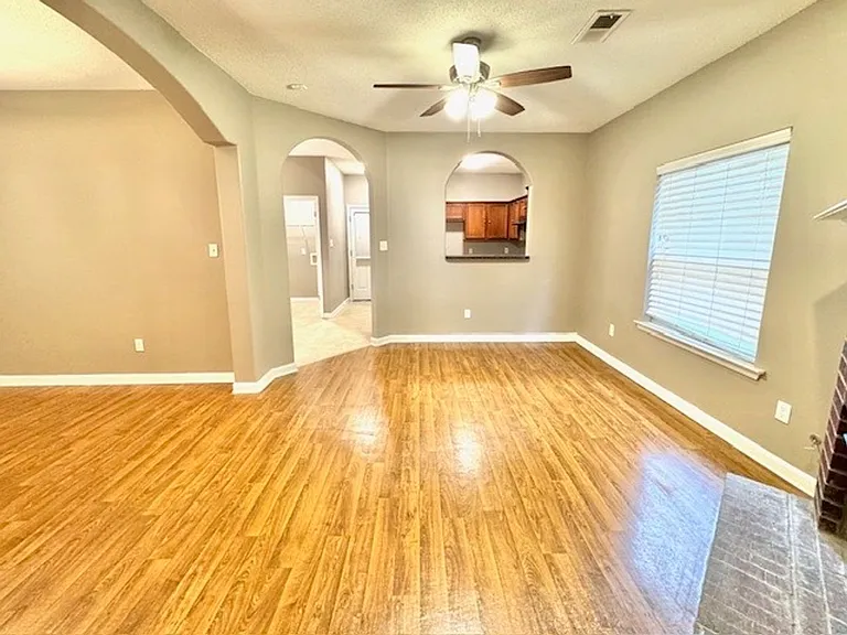 10226 Sterling Ridge Dr — Photo 2