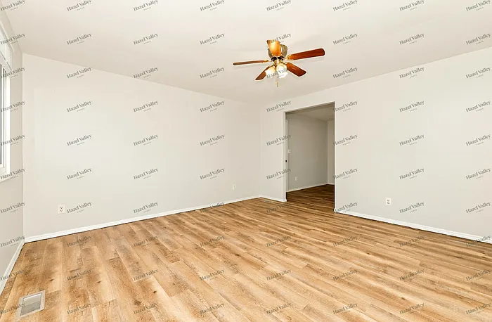 3 bed, 1.0 bath, 999 sqft, $1,575 — Photo 4
