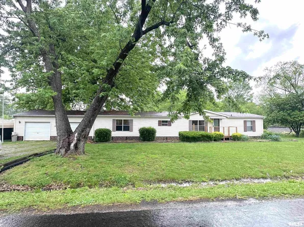 208 E Yung St, Sesser, IL 62884