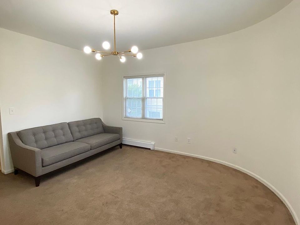 2nd image of 344 Irving Ave #2R