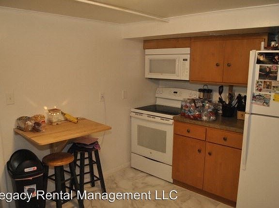 5th image of 441 1/2 Maple Dr
