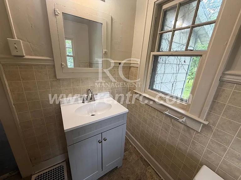 625.5 Commercial St — Photo 5