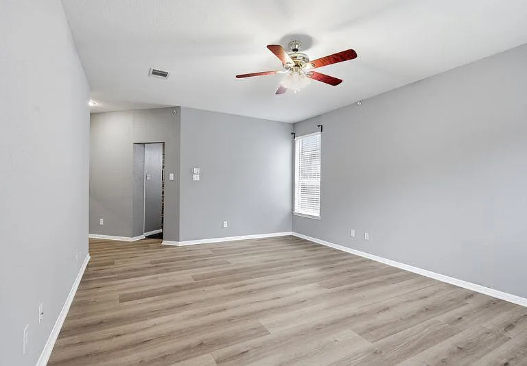 10008 Lachlan Dr — Photo 15