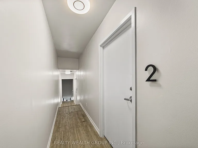 566 Queen St W — Photo 5