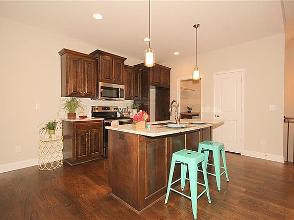 3rd image of 802 SW Apple Grove Ct