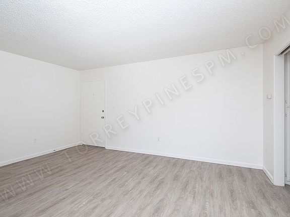 4th image of 4639 Iowa St #7