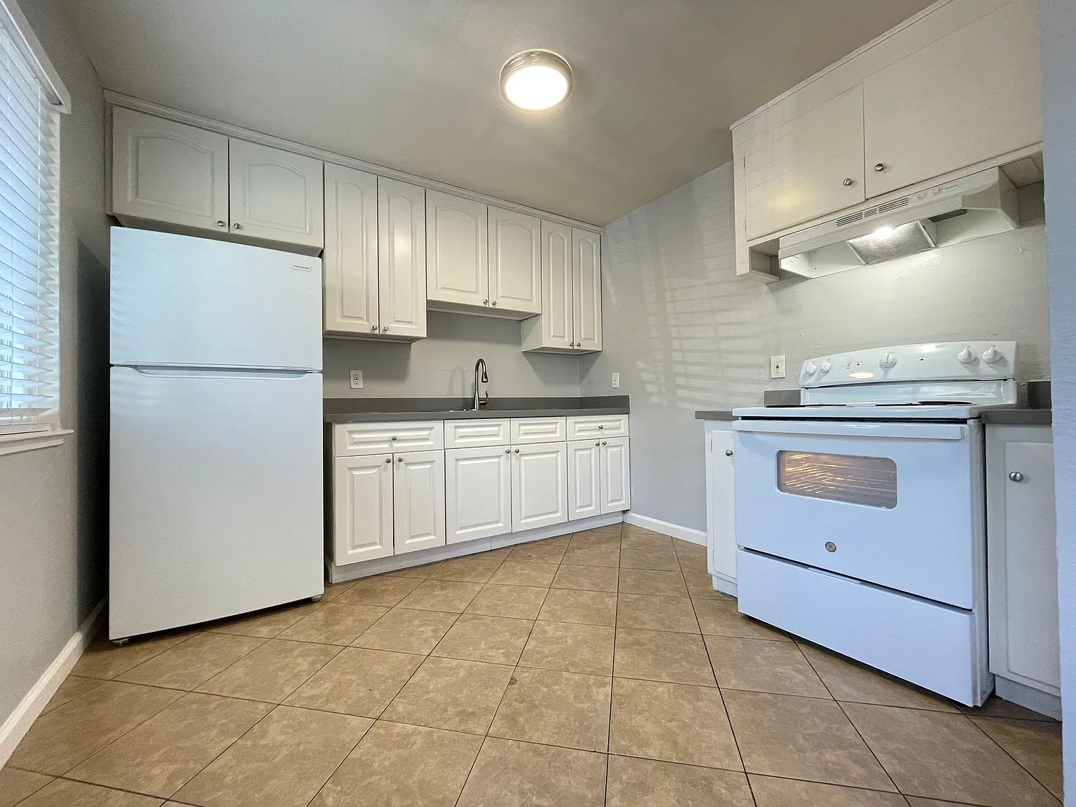 Lone Pine Apartments — Photo 3