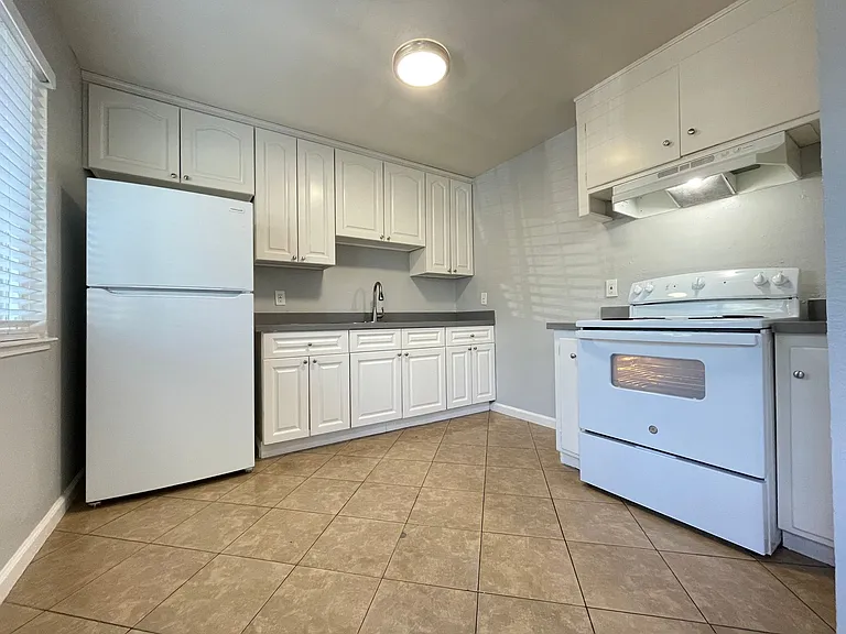 Lone Pine Apartments — Photo 3