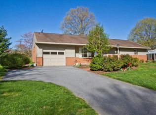 326 Homecrest Dr, Willow Street, PA 17584