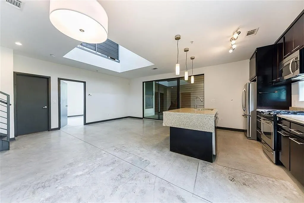 2 bed, 2.0 bath, 1250 sqft, $2,675 — Photo 1