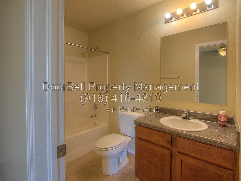 5801 N 34th St — Photo 11