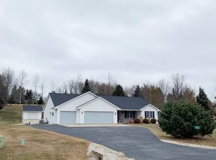 2540 Country Meadow Ct, Green Bay, WI 54313