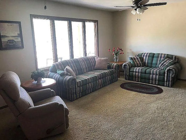 3 bed, 1.5 bath, 1054 sqft, $1,500 — Photo 3