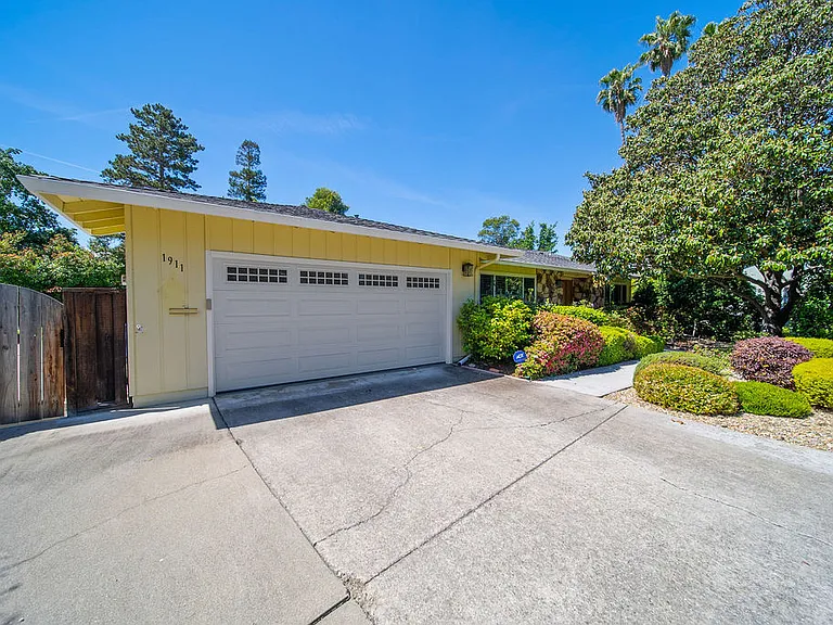 1911 Chateau Ct — Photo 27