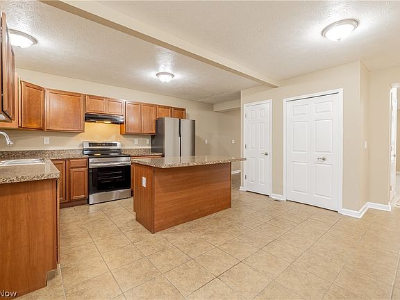 4th image of 17511 Throckley Ave