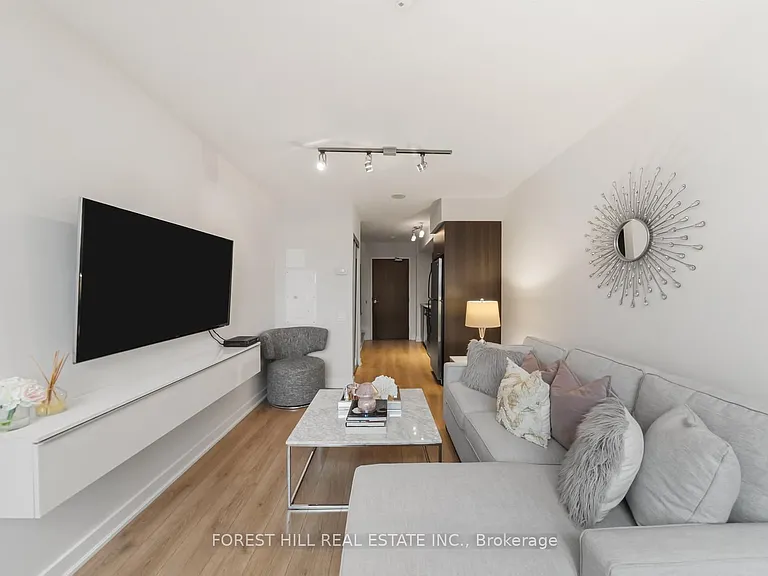 775 King St W #425 — Photo 2