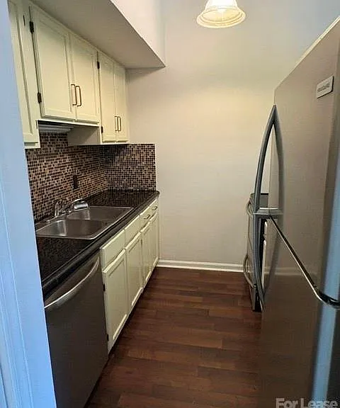 430 Queens Rd — Photo 2
