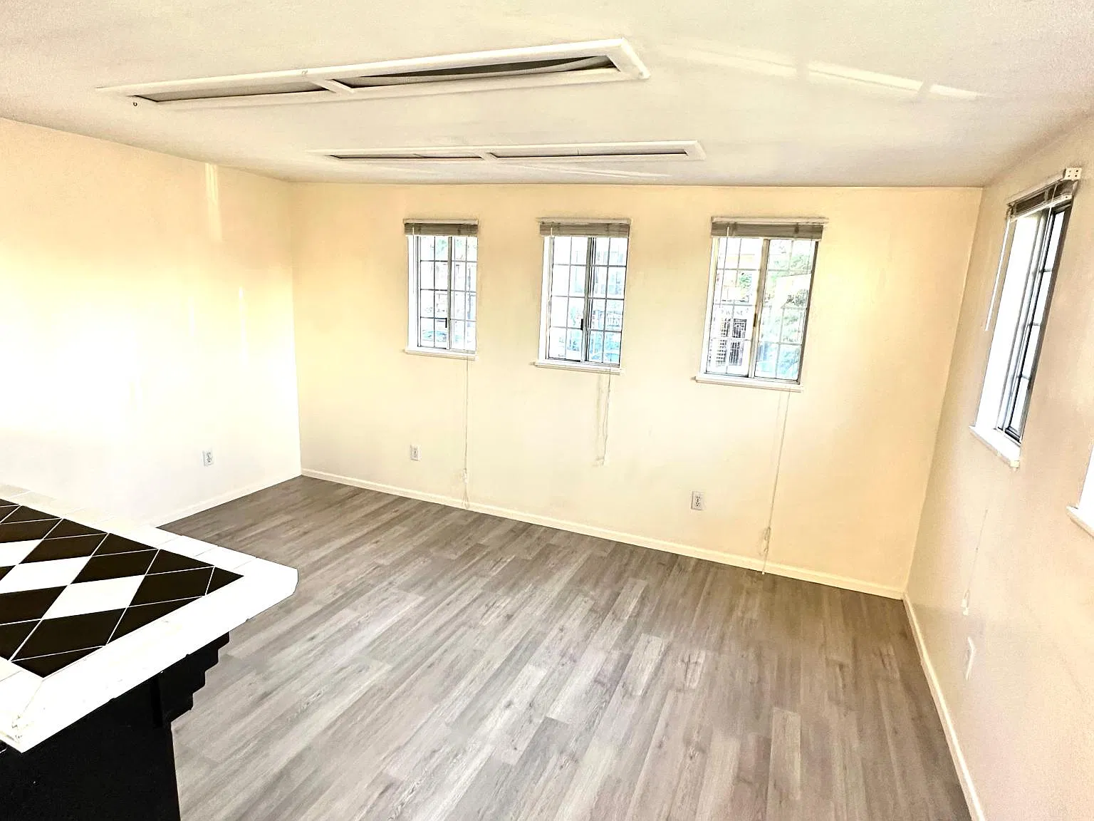 1 bed, 750 sqft, $2,100 — Photo 2