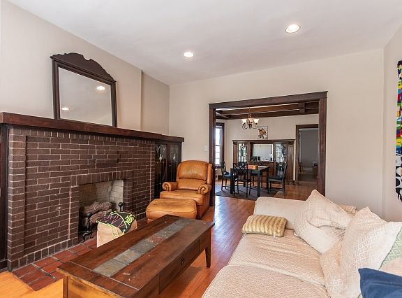 2nd image of 1440 W Addison St #2