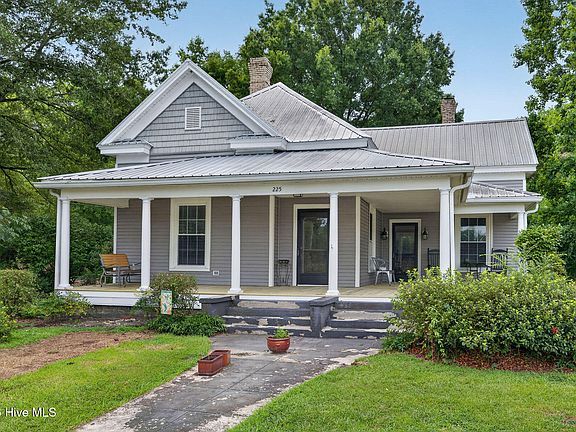 3rd image of 225 Carr Avenue