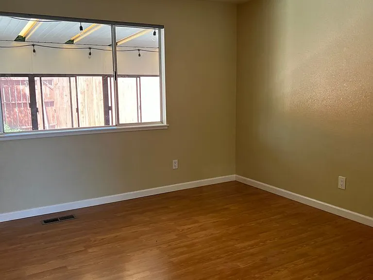 515 Nancy Cir — Photo 3