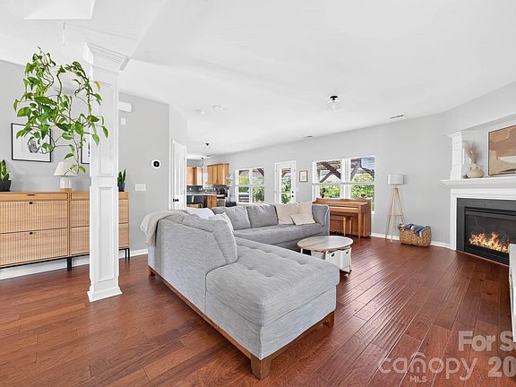 4th image of 405 Galesburg Dr