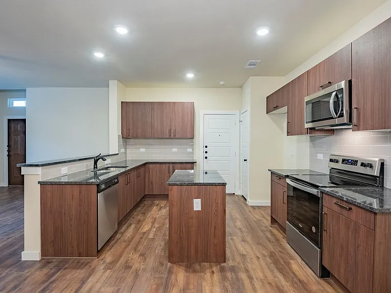 656 Wheatfield Dr — Photo 10