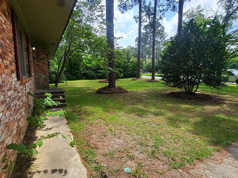 1203 Edgewood Dr — Photo 4