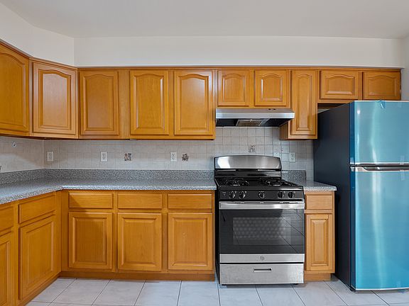 3rd image of 31-33 Chester Ave Floor 2