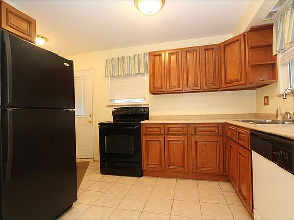 4th image of 3683 Lakewood Dr
