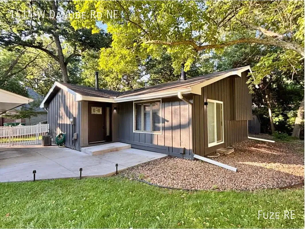 Beautifully Updated 4-Bedroom Home in Fridley! — Photo 1
