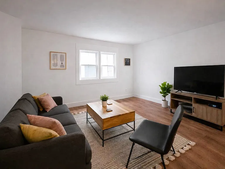 1063 Kirkwood Ave SE #B — Photo 2