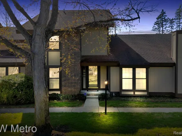 25333 Greenbrooke Dr, Southfield, MI 48033