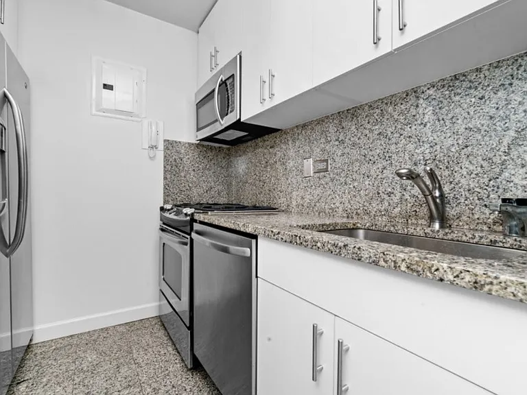 1520 York Ave #10E — Photo 5