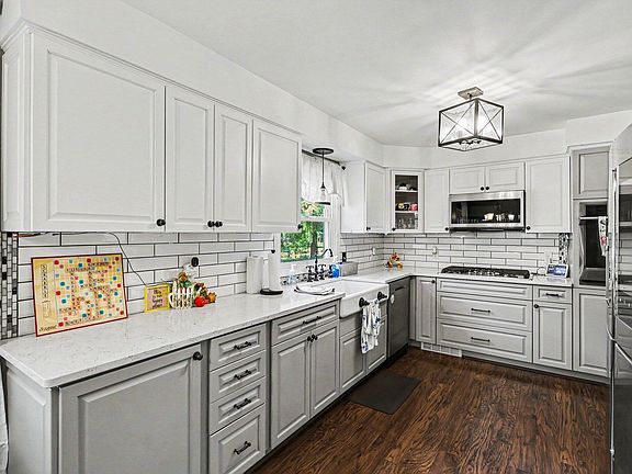 5th image of 4512 Croyden Ave